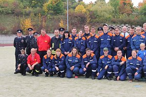 Leistungsspange von jungen Feuerwehrleuten erk&auml;mpft