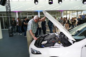 Afterwork-Party im Opel-Autohaus
