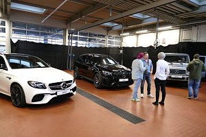 Afterwork-Party im Mercedes-Autohaus
