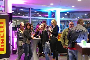 Afterwork-Party im Mercedes-Autohaus