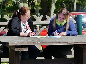 Gegenseitige Interviews bildeten den Anfang des gespr&auml;chsintensiven Tages - Gemeindep&auml;dagogin Carmen Scholl (links) mit einem Gemeindemitglied aus Silkerode im Interview