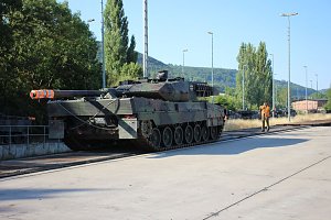 Panzer in Richtung Litauen verladen