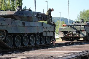 Panzer in Richtung Litauen verladen