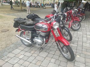Trotz der wochenlangen Hitze kamen zum diesj&auml;hrigen Treffen &uuml;ber 100 Besitzer eines Mopeds, Motorrollers, Motorrades oder Dreirades der tschechischen Marken Jawa oder CZ auf das Gel&auml;nde der Festscheune in R&ouml;blingen am See (Sachsen-Anhalt)