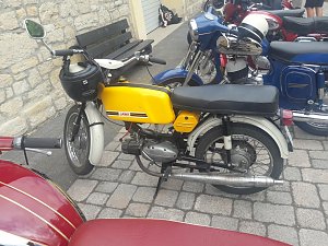 Trotz der wochenlangen Hitze kamen zum diesj&auml;hrigen Treffen &uuml;ber 100 Besitzer eines Mopeds, Motorrollers, Motorrades oder Dreirades der tschechischen Marken Jawa oder CZ auf das Gel&auml;nde der Festscheune in R&ouml;blingen am See (Sachsen-Anhalt)