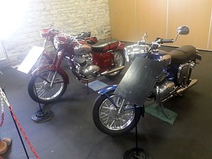 Trotz der wochenlangen Hitze kamen zum diesj&auml;hrigen Treffen &uuml;ber 100 Besitzer eines Mopeds, Motorrollers, Motorrades oder Dreirades der tschechischen Marken Jawa oder CZ auf das Gel&auml;nde der Festscheune in R&ouml;blingen am See (Sachsen-Anhalt)