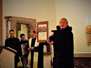 Angela Sch&ouml;neberg mit Urkunde