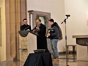 Pfarrer mit Gitarre