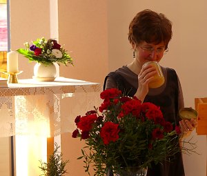 Kathrin Schwarze die Beauftragte f&uuml;r die Arbeit mit Frauen im  Kirchenkreis S&uuml;dharz deckt die Festtafel - auch mit slowenischem Honig 