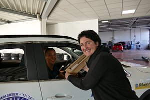 Autos an THC-M&auml;dels &uuml;bergeben