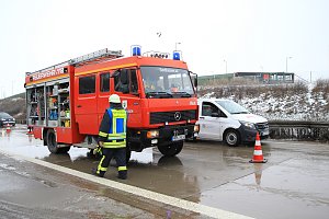 Transporter in der Mittelleitplanke