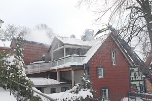 Dachstuhlbrand griff auf Nachbarh&auml;user &uuml;ber