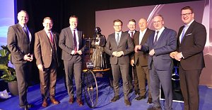 Ein Teil der geladenen G&auml;ste aus Politik und Wirtschaft auf einem Gruppenfoto