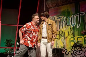 Das Ensemble des Rudolst&auml;dter Theaters l&auml;sst am Freitag die Mauer noch einmal fallen