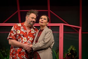 Das Ensemble des Rudolst&auml;dter Theaters l&auml;sst am Freitag die Mauer noch einmal fallen
