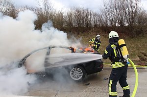 Ausgebranntes Auto auf der A38 bei Leinefelde