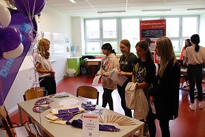 An der Lessing-Schule wurde gestern die dritte Runde des "Tags in der Praxis" mit einer Berufsmesse eingel&auml;utett