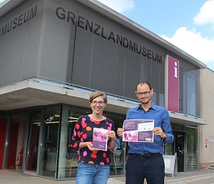 Mira Keune und Patrick Hoffmann vom Grenzlandmuseum Eichsfeld stellen den Flyer f&uuml;r das Sch&uuml;lerprojekt Aktion Grenze vor 