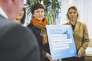 Die Th&uuml;ringer Mehrkindfamilienkarte wurde von Frau Ministerin Susanna Karawanskij mit dem Th&uuml;ringer Demografiepreis 2022 Heimat:Th&uuml;ringen! ausgezeichnet