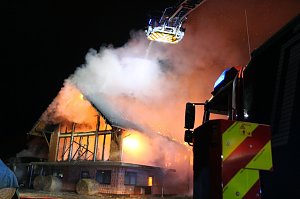 Pferdehof stand in Flammen