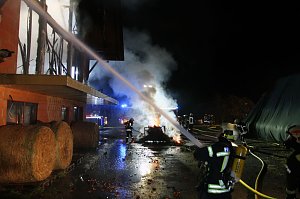 Pferdehof stand in Flammen