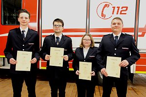Oberfeuerwehrfrau und Oberfeuerwehrm&auml;nner