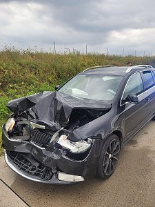 Autobahnunfall bei regennasser Fahrbahn