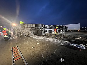 Sattelschlepper auf der A38 umgekippt