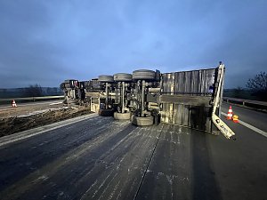 Sattelschlepper auf der A38 umgekippt