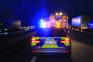 Sattelschlepper auf der A38 umgekippt