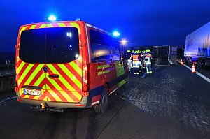 Sattelschlepper auf der A38 umgekippt