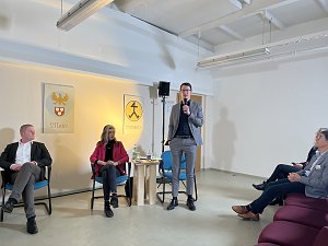 Wahlpodium mit Fragen der regionalen Wirtschaft