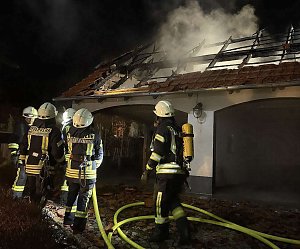 Doppelgarage in Flammen aufgegangen