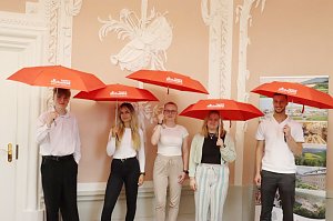 "Die Abschlussgruppe", im Bild v.l.n.r: Till Schramm, Cassie Sophie Apel, Kerstin M&uuml;hlhause, Zoe Schmitz, Jonas Lerch