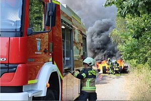 Feuerwehrleute an der Brandstelle
