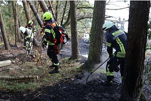 Feuerwehrleute an der Brandstelle