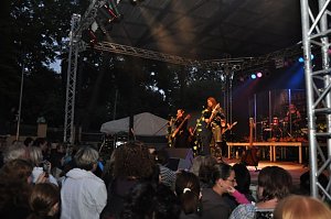 John Michae Kelly & Frau Maite Itoiz im Gehege