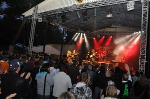 John Michae Kelly & Frau Maite Itoiz im Gehege