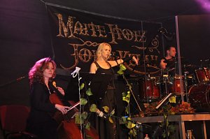 John Michae Kelly & Frau Maite Itoiz im Gehege