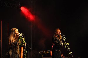 John Michae Kelly & Frau Maite Itoiz im Gehege