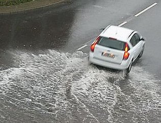 Bild: Unwetter am 1. 9. in der Oskar-Cohn-Stra&szlig;e