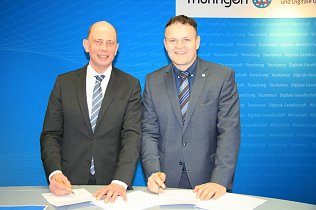 Bild: Gute Nachrichten Schwarz auf Wei&szlig;: Minister Tiefensee und Pr&auml;sident Wagner