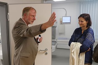 Bild: Chefarzt Dr. Gert Zinger kann auch nach 34 Jahren Nuklearmedizin noch mit viel Leidenschaft &uuml;ber sein Feld sprechen