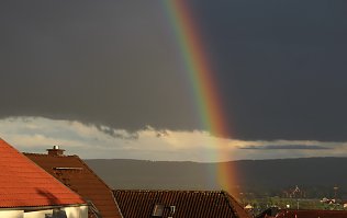 Bild: Wetterbild mit Regenbogen (Archiv)