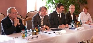 Bild: W&auml;hrend der heutigen Pressekonferenz