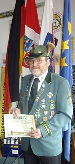 Schoothauer mit Scheck (Foto: Kirstin Freitag)