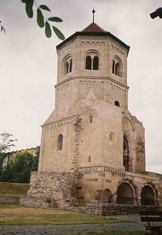Der romanische Westturm der Klosterkirche St. Wigbert in G&ouml;llingen (Foto: Archiv Rasemann)