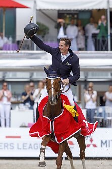 Wurde begeistert gefeiert und freute sich riesig - Felix Hassmann hat mit Balance die "Goldene Peitsche" aus N&ouml;rten-Hardenberg entf&uuml;hrt.  (Foto: Stefan Lafrentz)