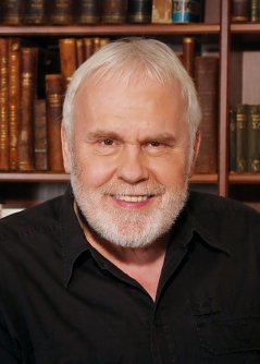 Gunter Emmerlich wird bei seiner Lesung von der Orgel begleitet (Foto: Agentur Grebler)