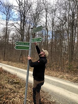 &Ouml;TK-Mitarbeiter Matthias Fahrig bringt ein neues Hinweisschild an (Foto: Stadt Leinefelde-Worbis)